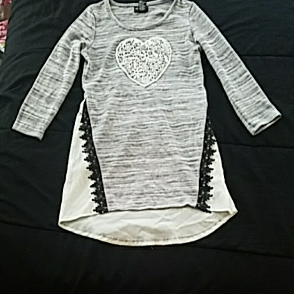 Gray Mid-Sleeve Shirt w/ Lace Heart on Chest